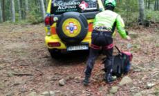 Lago Ballano, padre e figlio in cerca di funghi bloccati in una zona molto ripida: portati in salvo