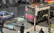 Delirio in via Repubblica: prende un bidone dei rifiuti e spacca porte e finestrini di due autobus 