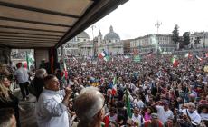 Corteo no green pass a Roma. Disordini e idranti sulla folla. Tensioni anche a Milano - Video