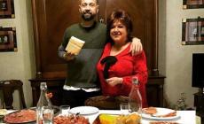 Fabio Volo va a trovare Orietta Berti e scopre... una tavola imbandita