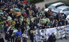 "Il tuo sorriso impresso nei nostri cuori": uno striscione per l'addio a Ermir