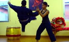 Donne in palestra a lezione di autostima e di difesa personale 