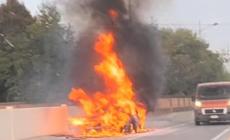 Mezzano Superiore: l'auto sparisce dentro alle fiamme