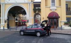 Indossa le scarpe nuove, fa finta di niente ed esce dal negozio: denunciato