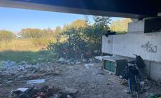 Bivacco sotto il ponte Nord: intervento della polizia locale per lo sgombero - Foto