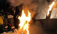 Auto distrutta dalle fiamme in via Verdi. Salvate due auto vicine - Foto