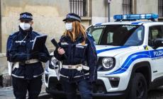 Ruba in un albergo e in un laboratorio del centro. Ma era "in diretta video": denunciato