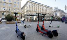 Noleggia monopattini dopo aver "rubato" i dati del bancomat dell&rsquo;amica: nei guai una 21enne parmigiana