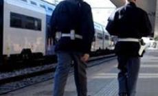 Vuole uccidere una donna conosciuta via internet: fermato sul treno a Modena con il coltello 