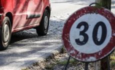 Una frana provoca la chiusura della Massese in entrambe le direzioni nei pressi di Tizzano. Le squadra dell'Anas sono al lavoro