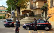 Dimentica il fucile da caccia sul tettuccio della sua auto e poi lo perde per strada