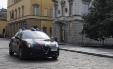 Abbraccia i passanti. E li deruba del cellulare