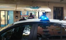 Ruba in  una lavanderia self-service sotto gli occhi delle telecamere: arrestato "in diretta"