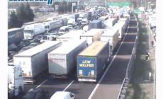 A1, bloccata nel traffico rischia parto in autostrada, scortata dalla polizia 