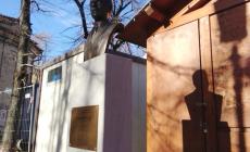 Picelli "barricato": ora la statua è stata girata