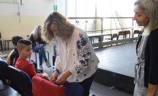 Un "posto occupato" da una maglia rossa: ricordata Maddy, uccisa con la mamma da Solomon