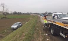 Incidente in tangenziale sud: un'auto vola nel campo, due feriti