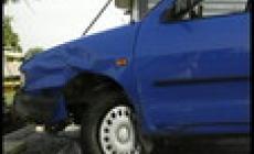 Auto fuori strada a Roccabianca: due feriti