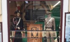 Uniformi dei carabinieri e oggettistica d'epoca in vetrina