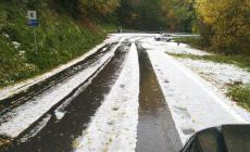 La prima neve si mischia alla grandine in Alta Valtaro