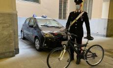 Se ne va dalla stazione con la bici rubata sottobraccio: arrestato