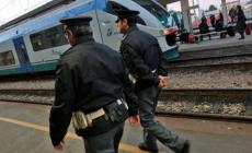 Di ritorno dal rave di Modena, viene fermato in stazione  e si scatena contro i poliziotti. Nello zaino droghe di ogni tipo: arrestato