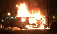 Il piromane dei 5 incendi di auto e camper? Sono due e sono fratelli: arrestati