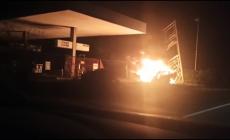 Auto in fiamme dopo essere stata tamponata: 30enne estratta dai carabinieri prima dell'esplosione. E' gravissima
