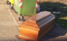 Bara vuota vicino ai cassonetti dei rifiuti, choc a Vercelli