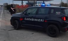 A zig zag sull'Emilia, sorpreso da una pattuglia, abbandona l'auto in una rotatoria e fugge