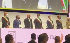 L'inno di Mameli e un lungo applauso per Mattarella all'arrivo al PalaVerdi- Video