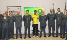 Il finanziere-campione Desalu in visita al comando provinciale delle Fiamme gialle