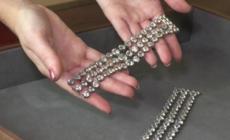 Compra un gioiello in un centro commerciale con una carta di credito rubata a un 90enne, poi tenta la fuga: presa e arrestata 24enne bulgara