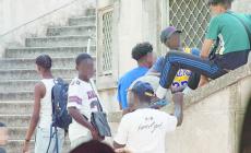 In piazza Ghiaia ora lanciano le bottiglie: sfiorata una donna