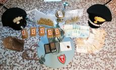 Escono dall'autostrada e vedono i carabinieri: i pusher lanciano la droga dal finestrino. Arrestati