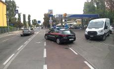 Aggredisce a strappa una catenina d'oro dal collo di un 17enne: denunciato per rapina un 18enne