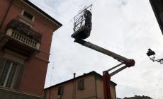 Arrivano le luminarie in via Farini: primo assaggio di Natale