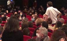 Bagno di folla per Alessandro Borghi: a lui il Premio Schiaretti  - Video