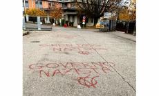 Scritte "no vax" davanti alla sede dell'Ausl in via Vasari