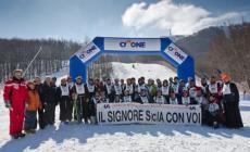 Il vescovo Mazza e il parroco di Zibello sulle piste da sci