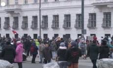 Proteste a Vienna dopo l'introduzione del lockdown per i non vaccinati - Video