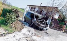 Il rogo in garage poi gli bruciano l'auto: paura a Lesignano