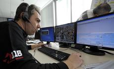 Treno urta una piattaforma su rotaia, gravi 3 operai