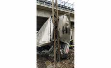 Pulmino sui binari a Pontetaro: soccorritori sul luogo dell'incidente - Foto