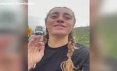 Furgone disperde banconote sull'autostrada vicino a San Diego: due arresti - Video