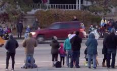 Wisconsin, un  suv piomba sul corteo natalizio: 5 morti e almeno 40 feriti fra cui dei bambini. Fermato un rapper 39enne