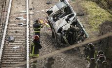 Tragedia sui binari, indagati l'autista del pulmino e il macchinista