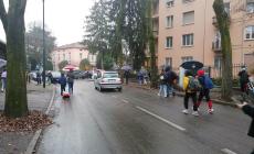 C'&egrave; il divieto ma  passa in auto e rompe il piede ad uno studente