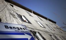 Sgomberato il palazzo occupato di via Bengasi: è sceso il giovane salito sul tetto per protesta