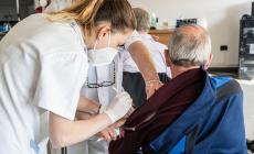 Terze dosi, &egrave; caos prenotazioni: stop al numero verde, d'ora in avanti arriver&agrave; a tutti un sms